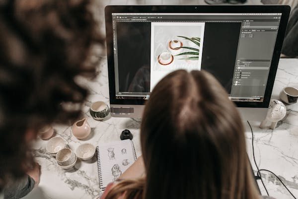 Graphiste à lyon : l'expertise de chloé pour vos projets