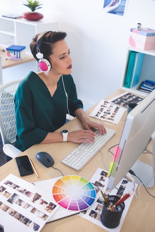 Chloé, votre graphiste à lyon pour des projets créatifs efficaces