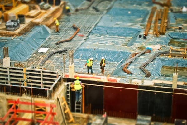 Comprendre les avantages des bâches industrielles sur mesure