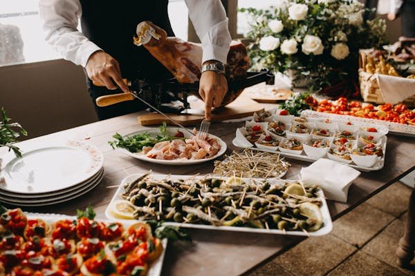 Organisez un cocktail dînatoire qui enchante vos invités