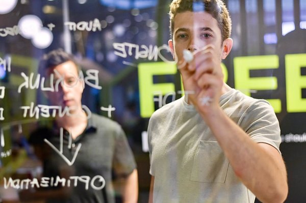 Choisir une stratégie marketing : online ou offline ?